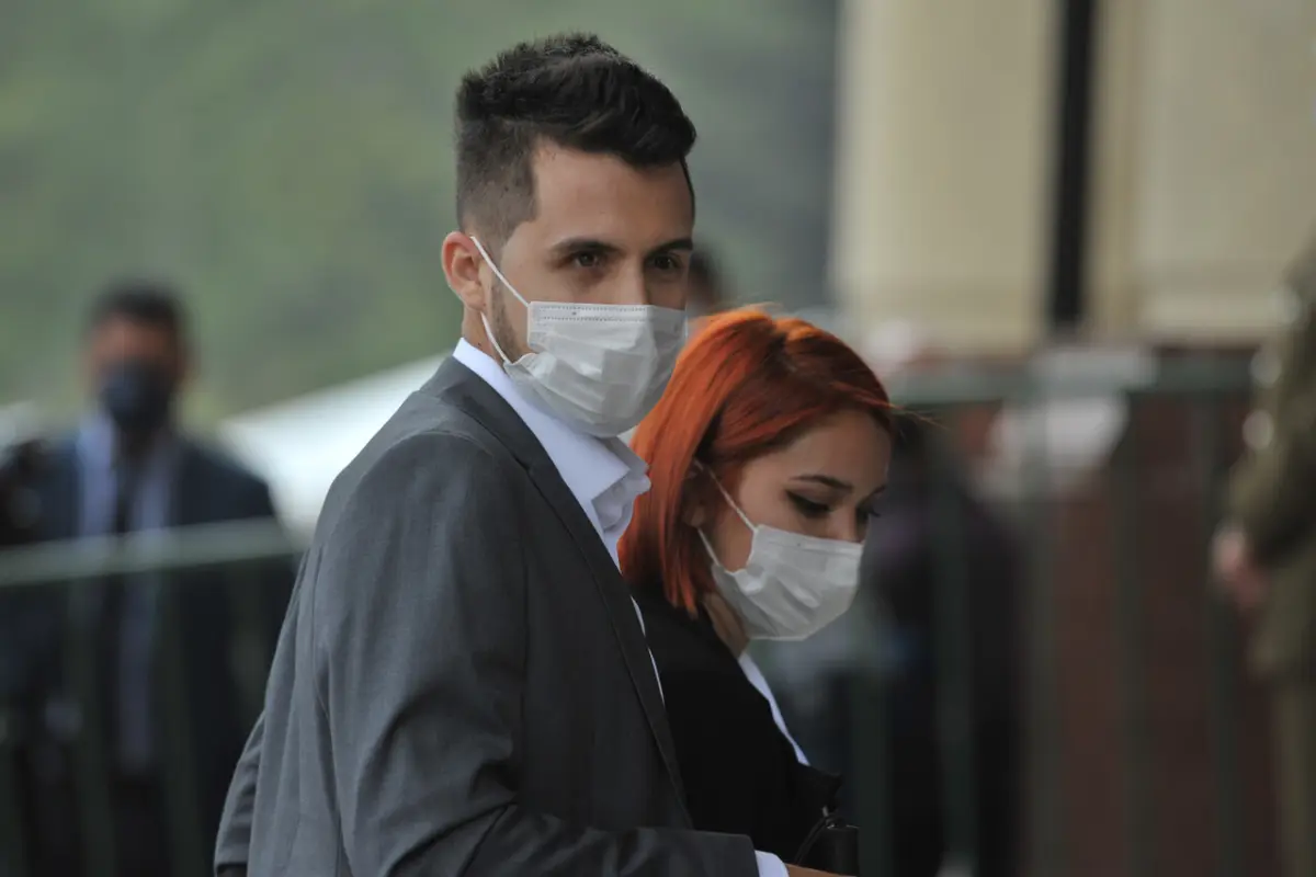 Gustavo Gatica con mascarilla y vestido de traje