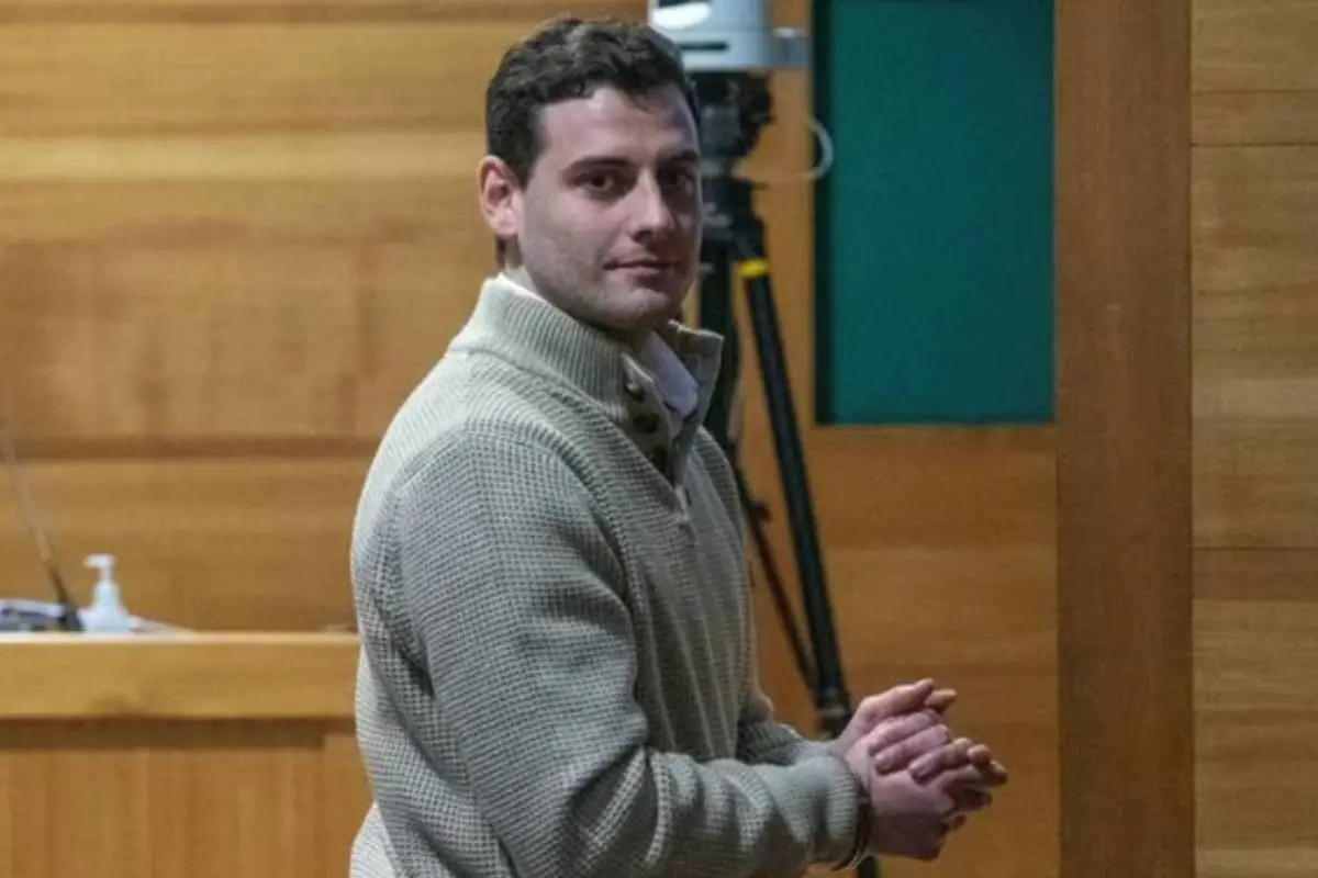 plano medio de Martín Pradenas en tribunal