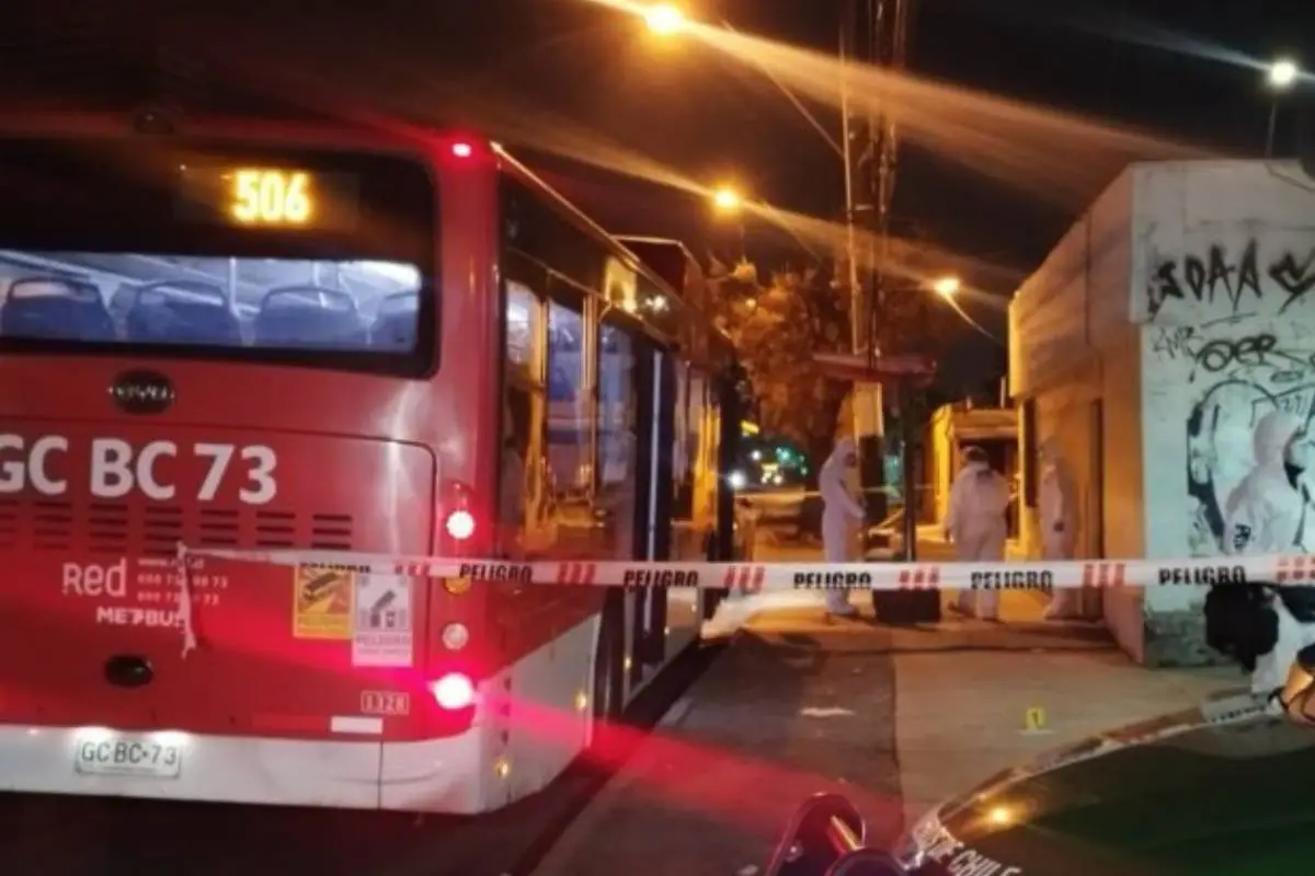 plano general de asesinato en bus en Estación Central
