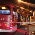 plano general de asesinato en bus en Estación Central