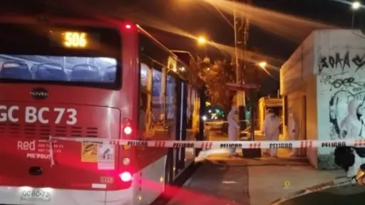 plano general de asesinato en bus en Estación Central