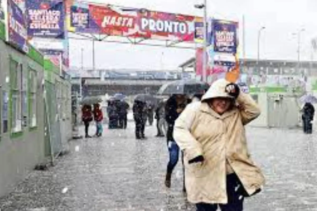 plano general de Fiestas Patrias con lluvia