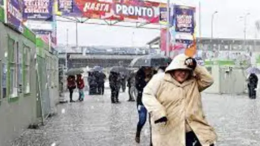 plano general de Fiestas Patrias con lluvia