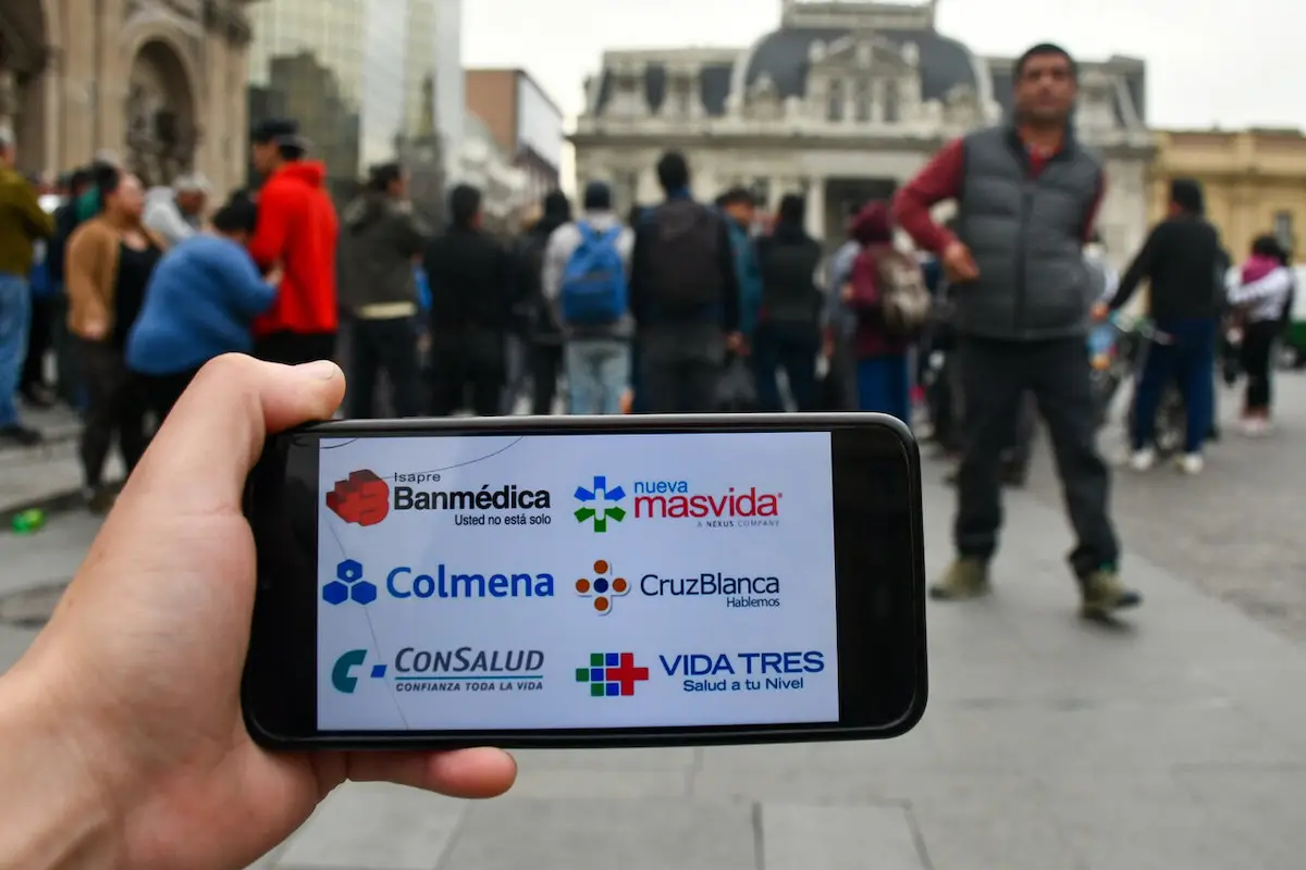 primer plano de celular mostrando a isapres