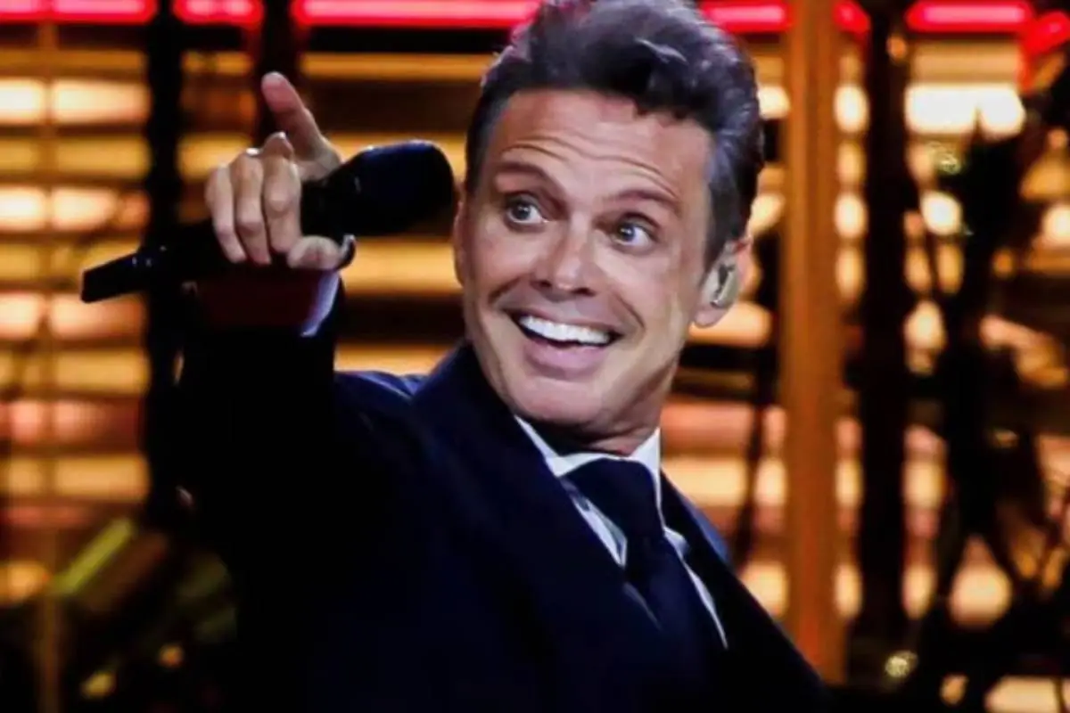 primer plano del rostro de Luis Miguel