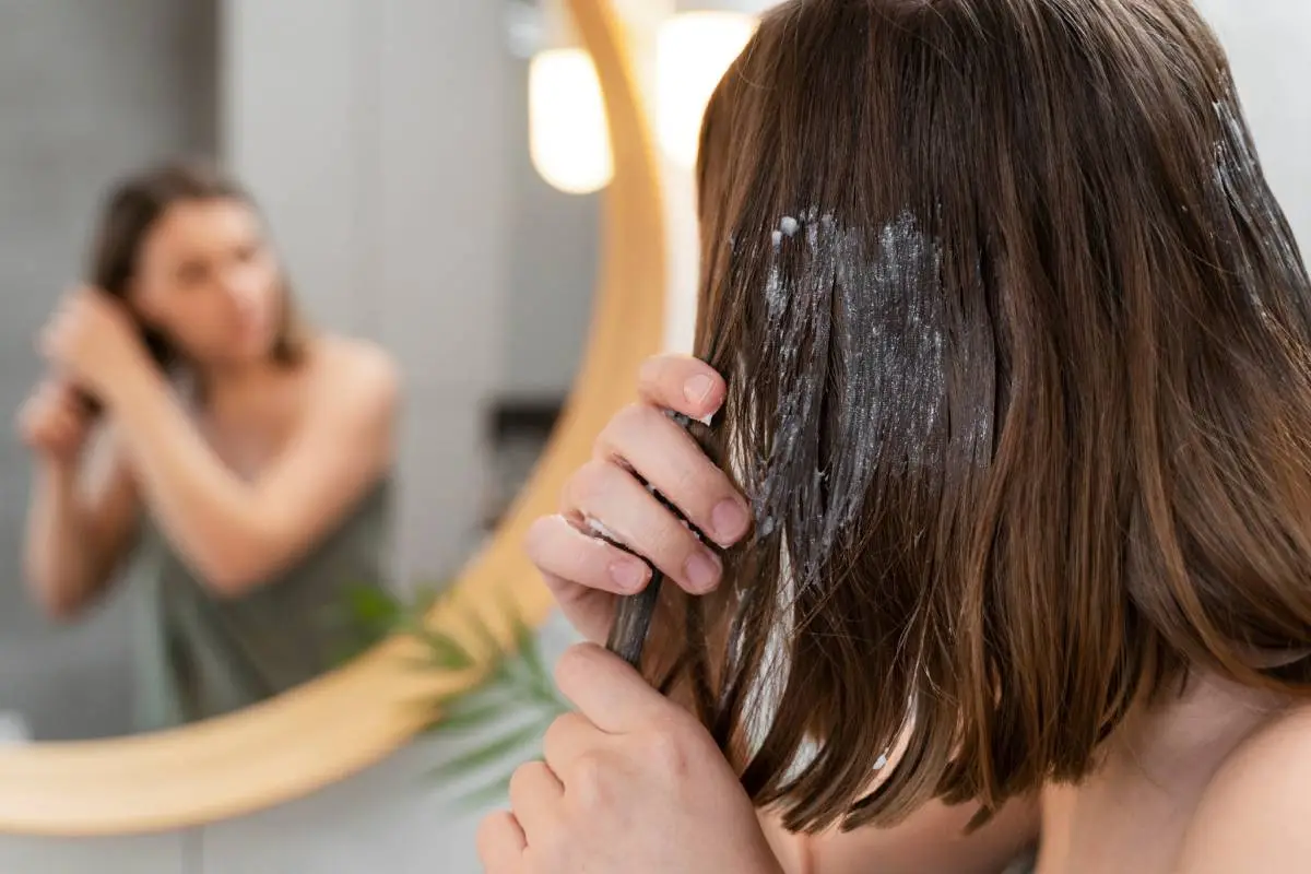 mujer-joven-que-aplica-producto-anticaspa (2) (1), 
