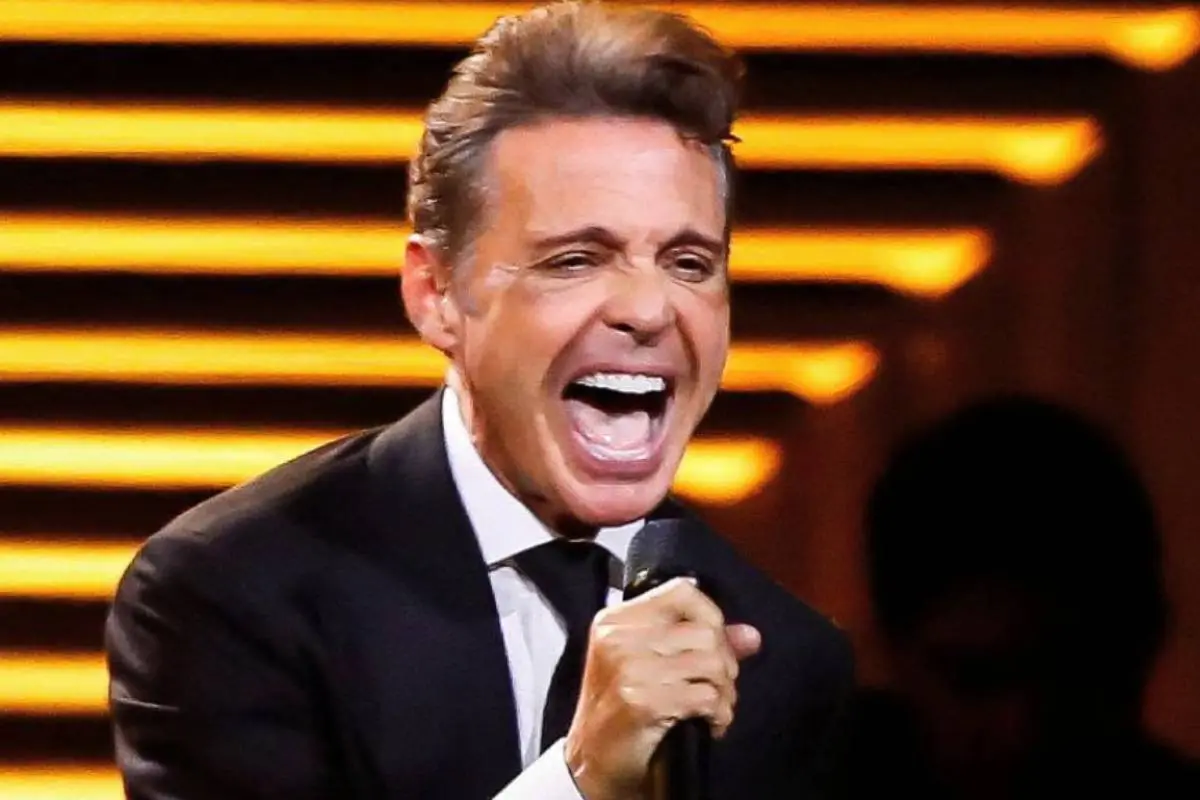 primer plano del rostro de Luis Miguel