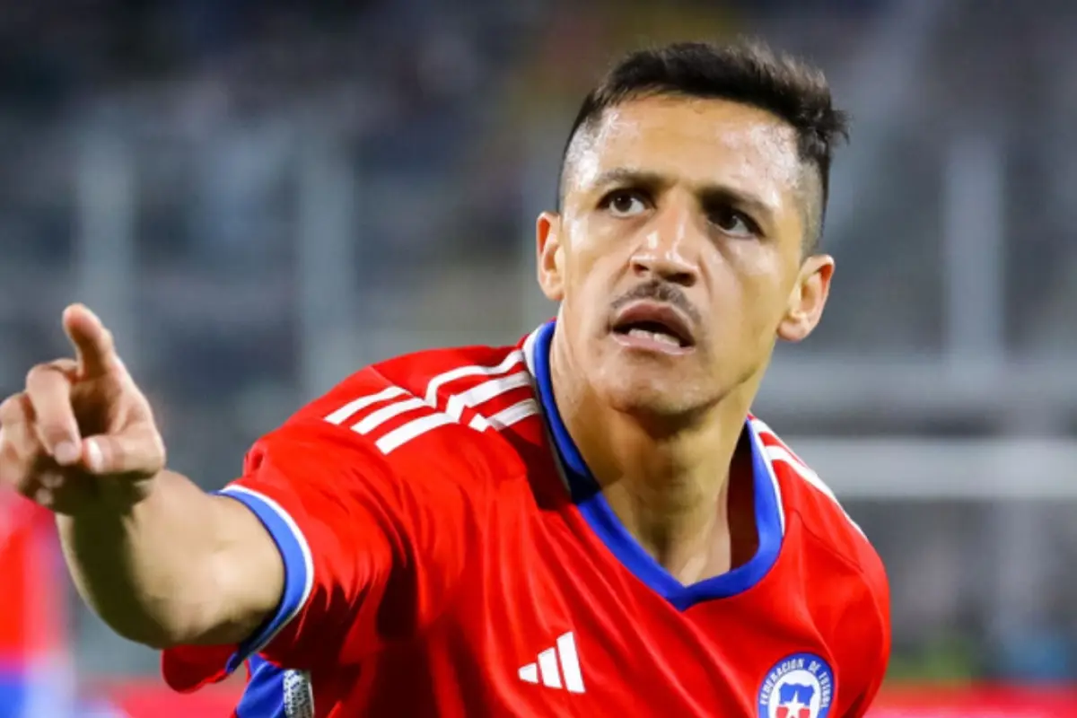 alexis sánchez celebrando un gol convertido por la selección chilena