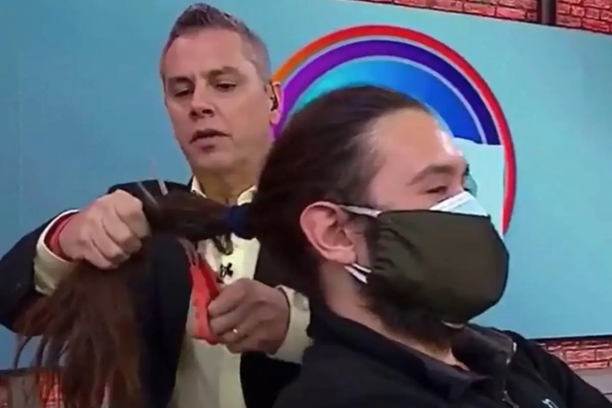 plano general de José Miguel Viñuela cortando el pelo a camarógrafo