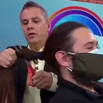 plano general de José Miguel Viñuela cortando el pelo a camarógrafo