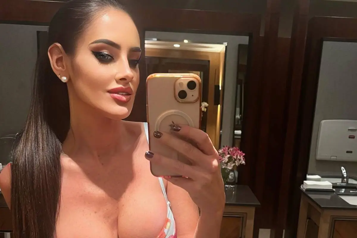 plano medio del rostro de Adriana Barrientos