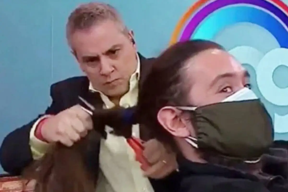 plano general de José Miguel Viñuela cortando el pelo a camarógrafo