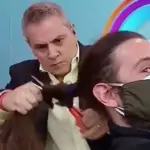 plano general de José Miguel Viñuela cortando el pelo a camarógrafo