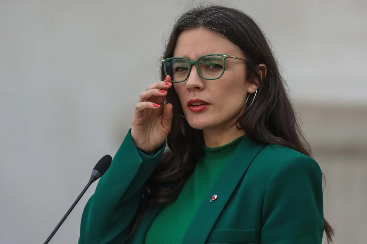 Ministra Camila Vallejo con un traje verde