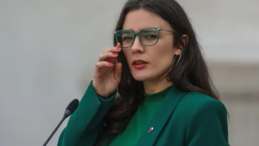 Ministra Camila Vallejo con un traje verde