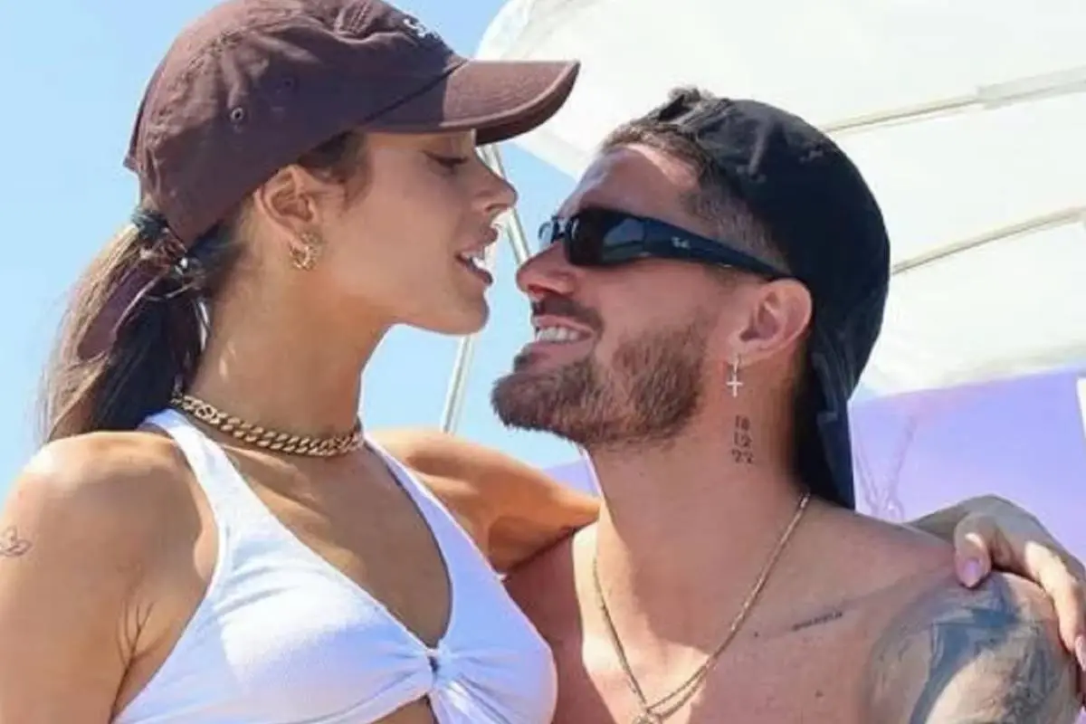 plano medio de Tini y Rodrigo de Paul