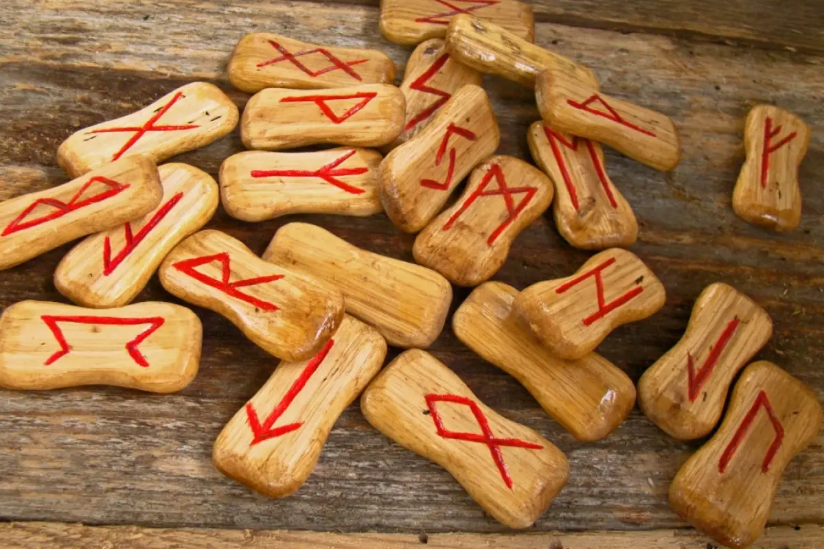 Aprende a aprovechar el poder de las runas nórdicas para atraer prosperidad, alegría y éxito a tu vida. Descubre qué runas utilizar y cómo incorporarlas en rituales, talismanes y lecturas para manifestar abundancia.