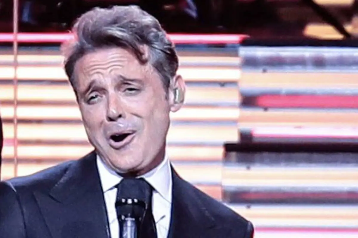 primer plano del rostro de Luis Miguel