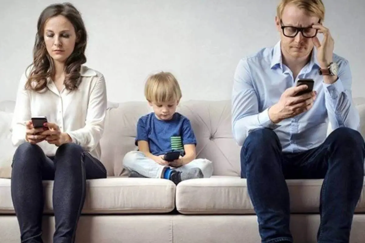 padres-e-hijo-con-moviles, 