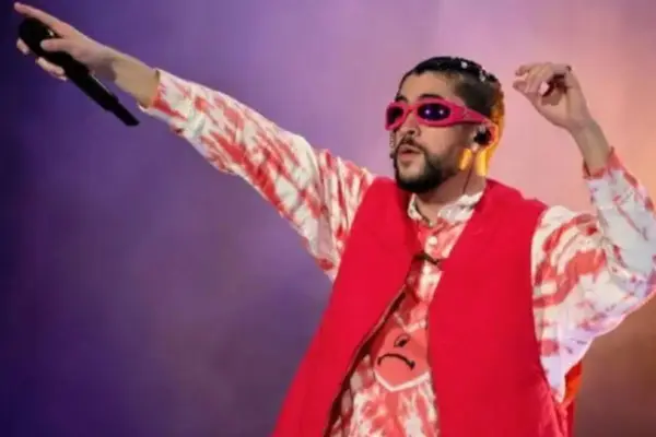 plano medio del rostro de Bad Bunny