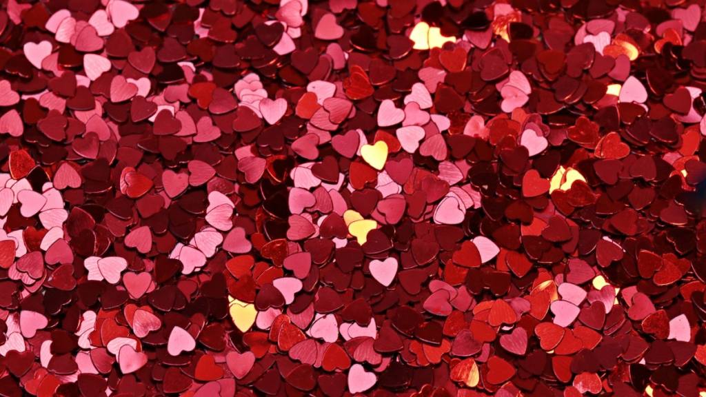 mchos corazones de papel esparccidos amor / 