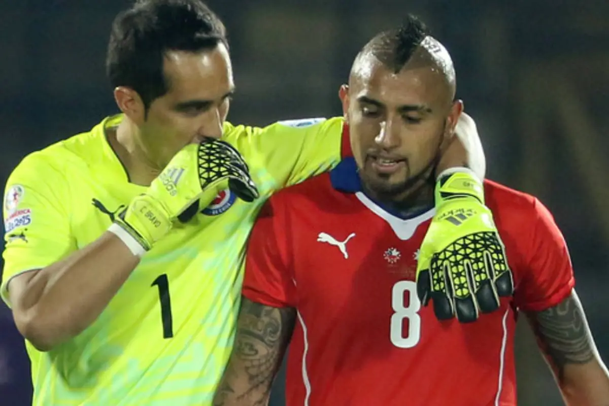 plano medio de Arturo Vidal junto a Claudio Bravo