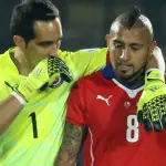 plano medio de Arturo Vidal junto a Claudio Bravo