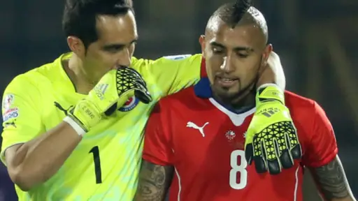 plano medio de Arturo Vidal junto a Claudio Bravo