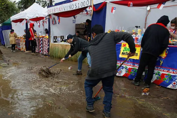 plano general de fondas anegadas en Fiestas Patrias