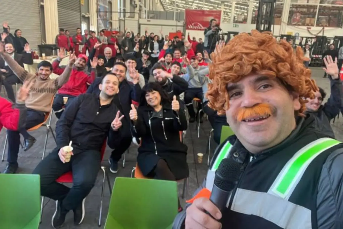 plano general de Pablo Zamora en una charla motivacional