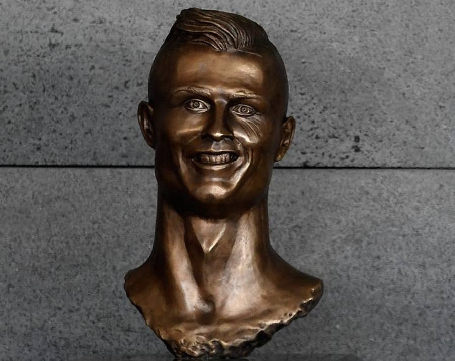 busto de Cristiano Ronaldo en aeropuerto de Portugal / 