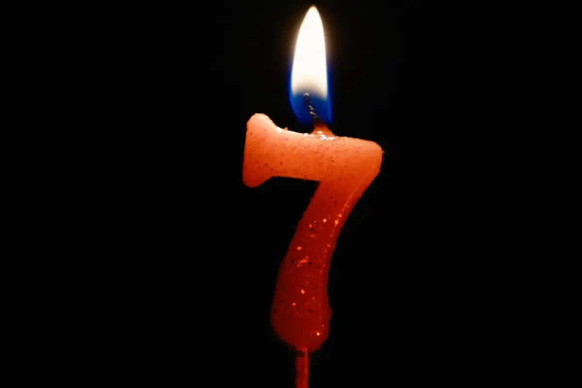 una vela con el número siete mente