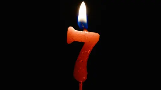 una vela con el número siete mente