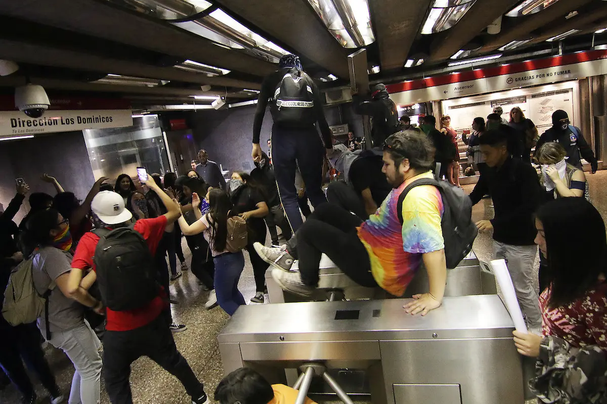 plano general de estudiantes en evasión masiva en el Metro de Santiago