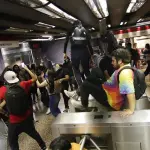 plano general de estudiantes en evasión masiva en el Metro de Santiago