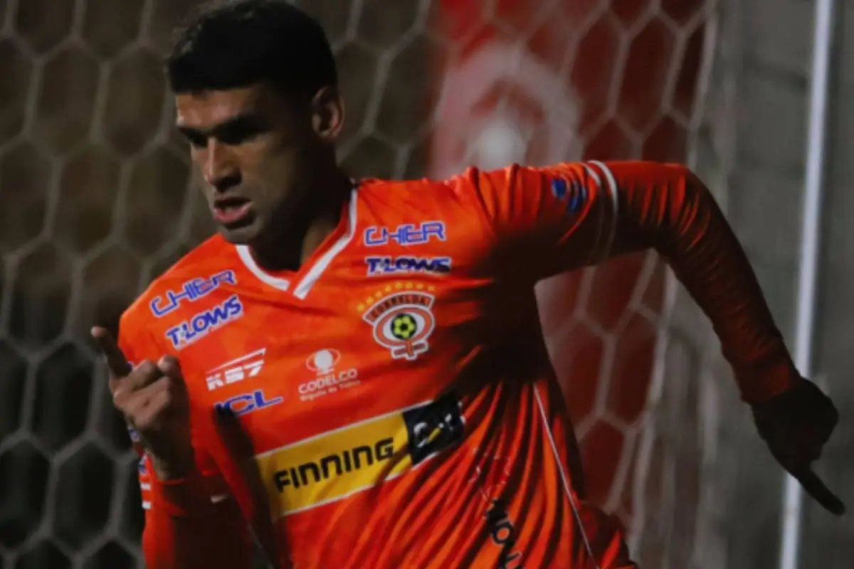 plano medio de David Escalante, jugador de Cobreloa