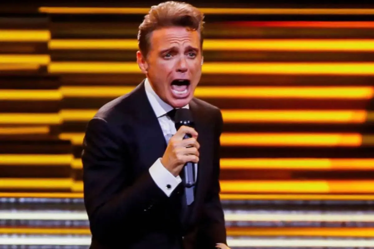 plano medio de Luis Miguel en concierto