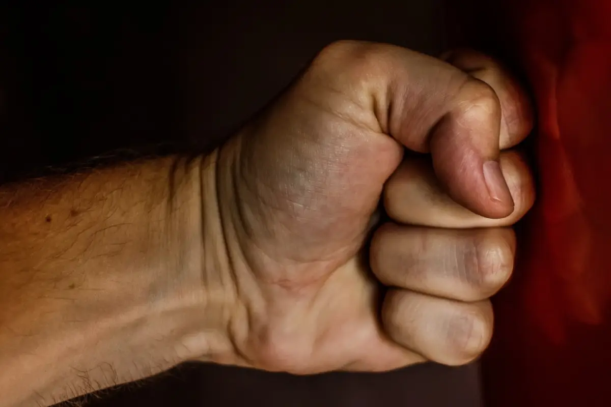 un puño golpeando un saco de boxeo