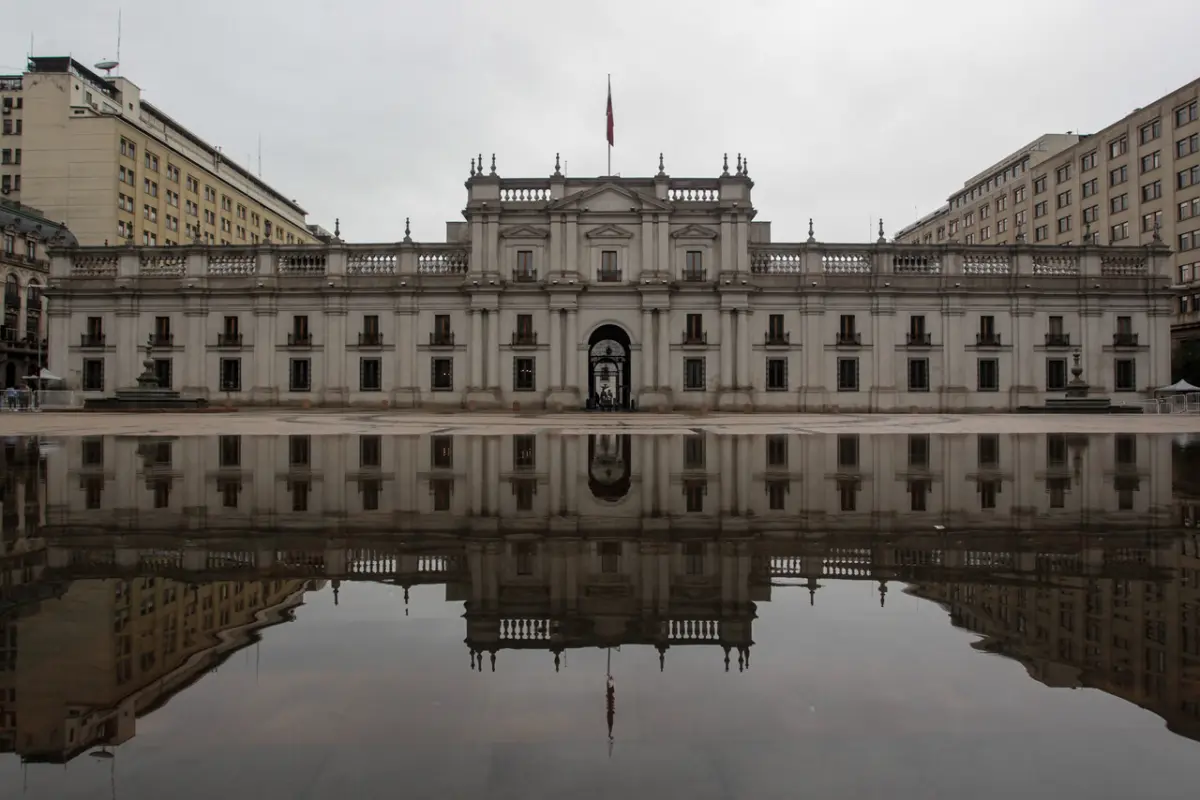 frontis de La Moneda inundado por la lluvia