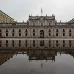 frontis de La Moneda inundado por la lluvia