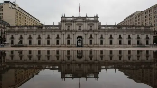 frontis de La Moneda inundado por la lluvia