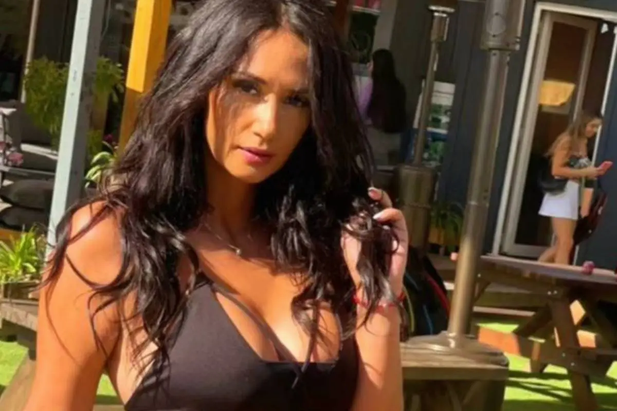 plano medio del rostro de Pamela Díaz