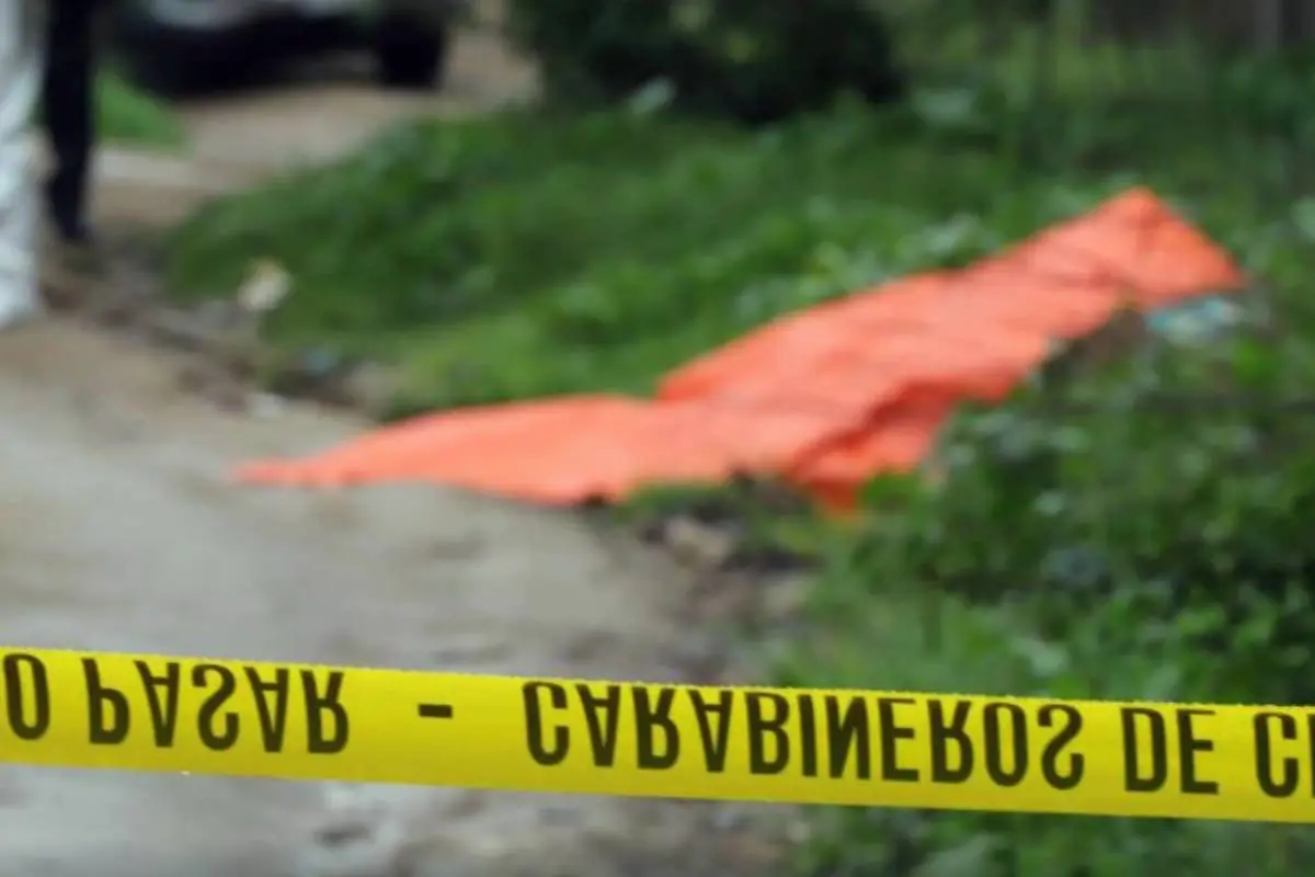 plano general de cadáver cubierto por Carabineros