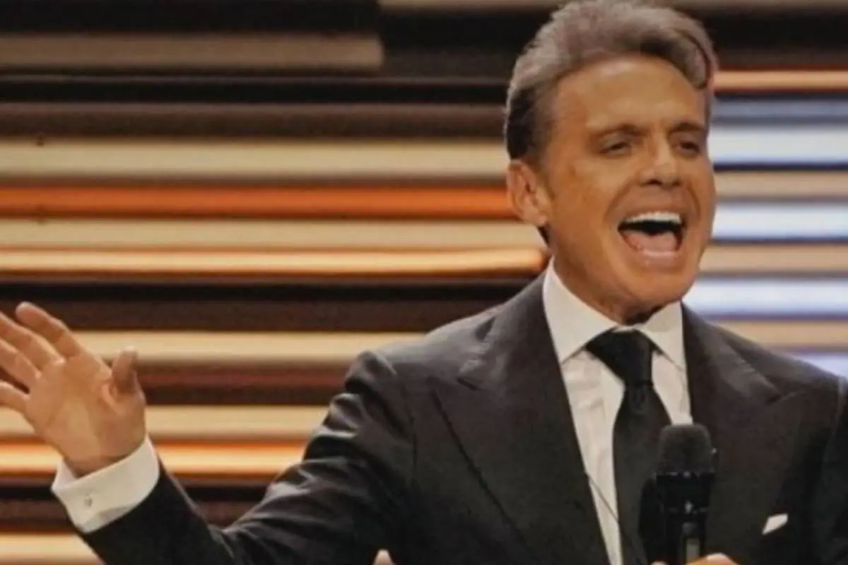 plano medio de Luis Miguel