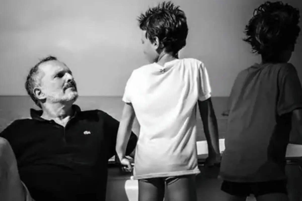 plano general de Miguel Bosé y sus hijos
