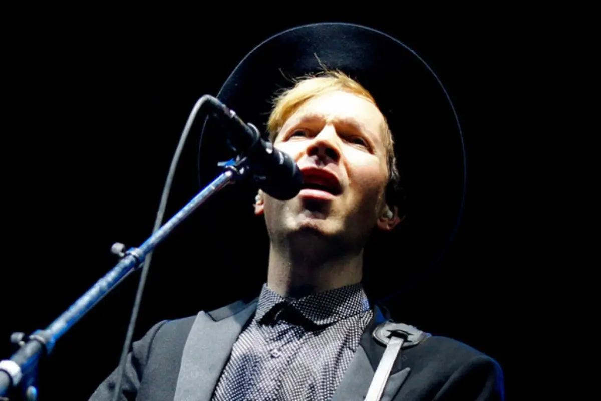 El músico Estadounidense Beck, telonero de Blur se presentaron esta noche en la Pista Atlética del estadio Nacional