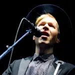 El músico Estadounidense Beck, telonero de Blur se presentaron esta noche en la Pista Atlética del estadio Nacional