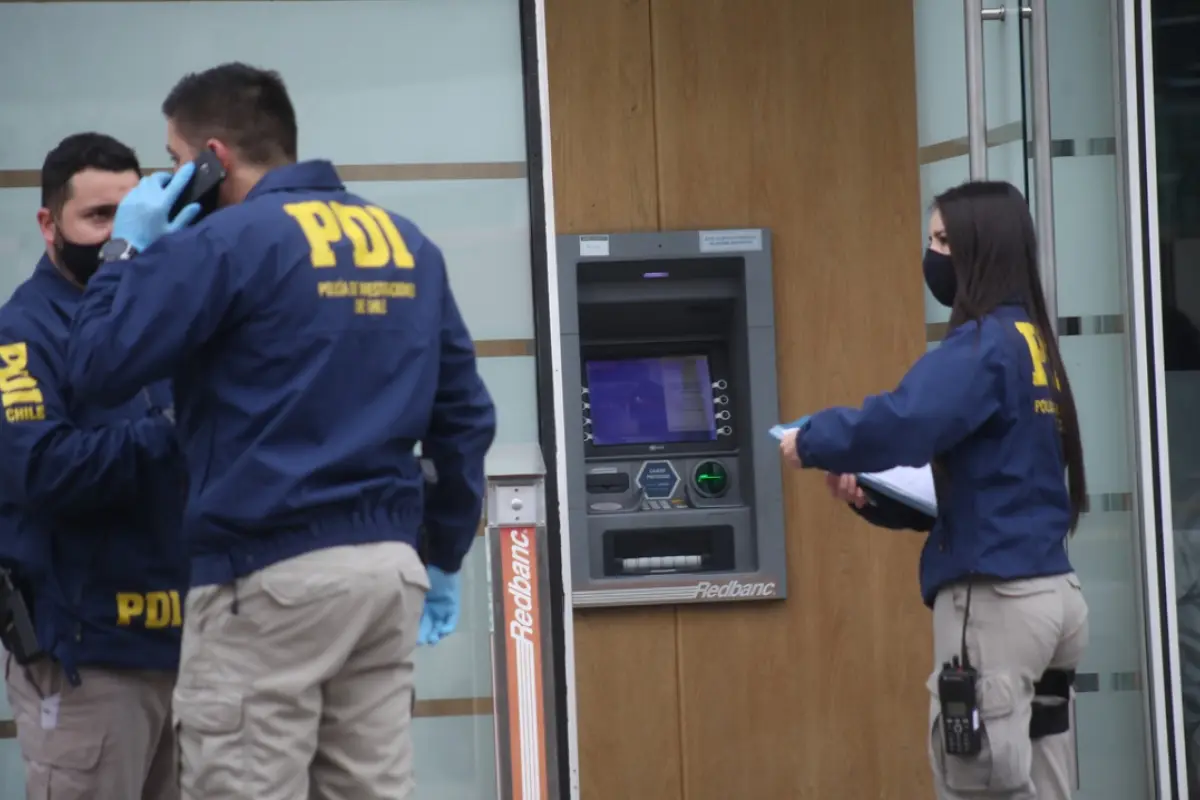 funcionarios de la pdi a la salida de una sucursal bancaria por robo