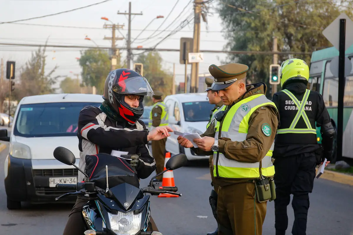 plano general de carabinero fiscalizando por Ley de tránsito