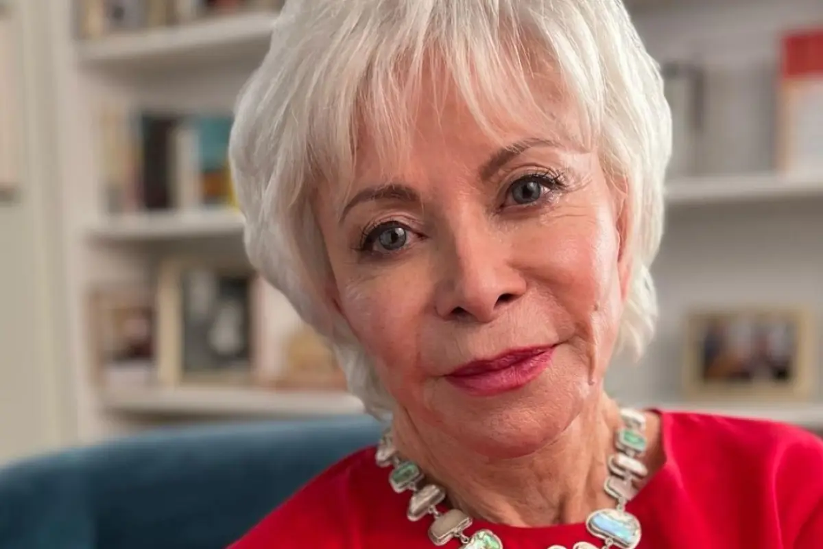 la escritora chilena isabel allende en su casa